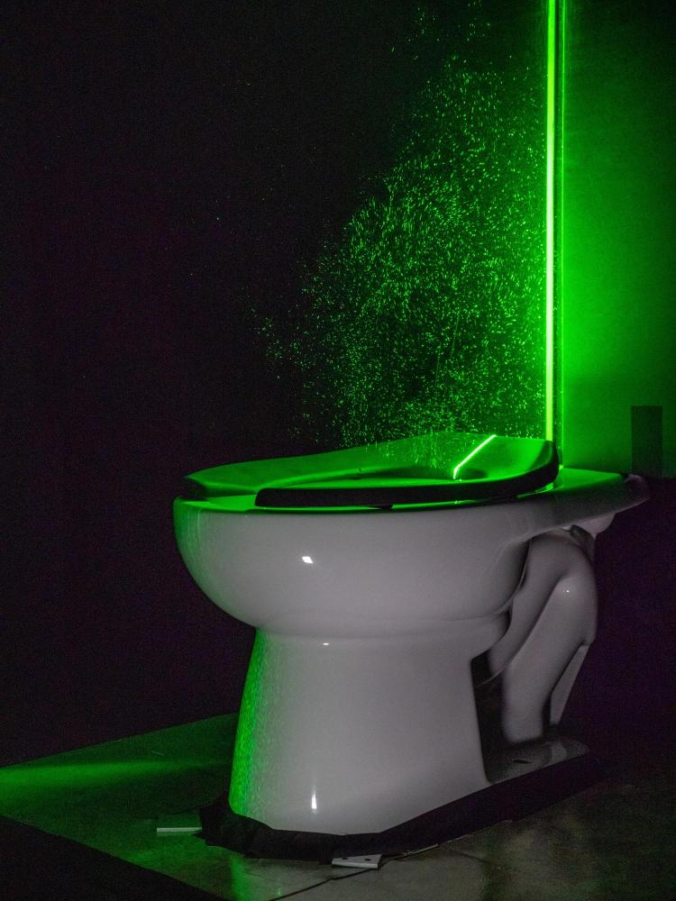 Az erőteljes zöld lézer segít megjeleníteni a WC-ből származó aeroszolcsóvokat 