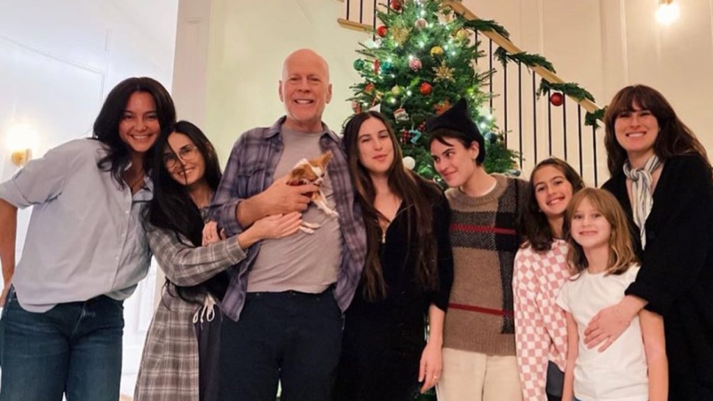 Demi Moore ritka családi fotót osztott meg Bruce Willisszel az ünnepek előtt: "Lépj be az ünnepi hangulatba!"