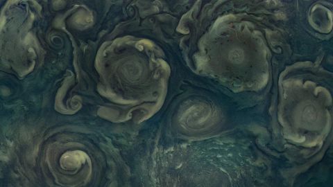 A Juno megörökítette a Jupiter legészakibb hurrikánját, a kép alsó széle mentén jobbra.