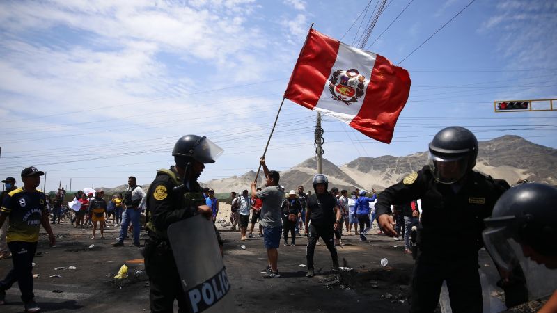 Castillo volt perui elnököt 18 hónap börtönbüntetésre ítélték, mivel a tüntetők „lázadást” hirdettek