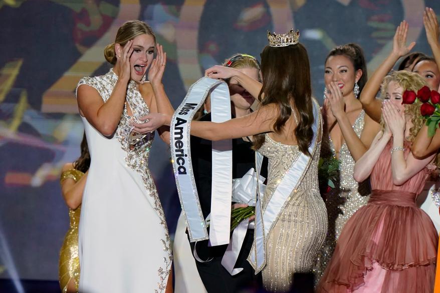 Miss Wisconsin Grace Stank, balra, megkapja Miss Amerika 2023 sálját Miss Amerika 2022 Emma Broylestől