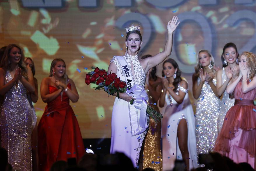 Miss Wisconsin 2022 Grace Stanek reagál, miután megkoronázták az új Miss America 2023-ba