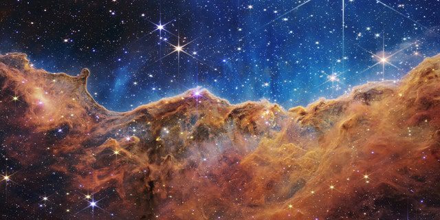 Ami egy holdfényes estén sziklás hegyeknek tűnik, az valójában a közeli, fiatal csillagképző régió, az NGC 3324 széle a Carina-ködben.  A NASA James Webb Űrteleszkópján található közeli infravörös kamerával (NIRCam) infravörös fényben készült kép a csillagok születésének korábban homályos területeit tárja fel.