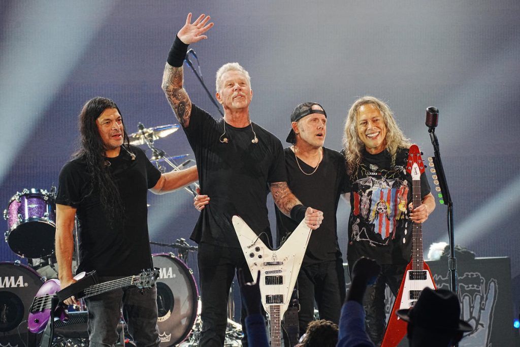 A Metallica visszatért a színpadra, miután elvesztette a pert, és győzött a Helping Hands jótékonysági show-n