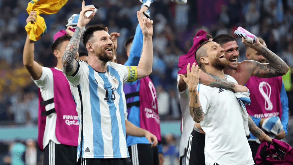 A 2022-es világbajnokság eredménye: Argentína bejutott a negyeddöntőbe, mivel Lionel Messi gólt szerzett az Ausztrália elleni győzelemben