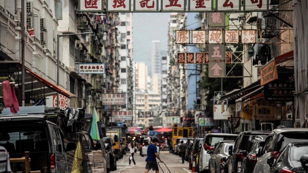 A hongkongi részvények közel 3%-ot emelkedtek, miután a hírek szerint a város a Covid-törvény enyhítését fontolgatja
