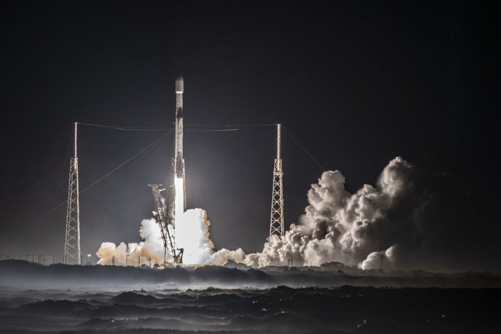 Nézze meg, amint a SpaceX rakéta 2 kommunikációs műholdat pályára állít ma (december 16-án)