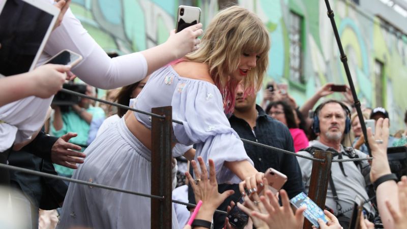 Több mint két tucat Taylor Swift-rajongó perli a Ticketmastert